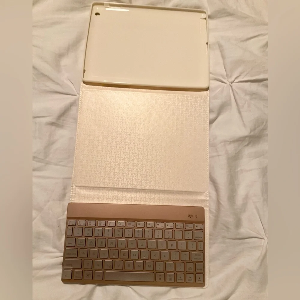 IPad trifold holder + magnetic Bluetooth keyboard